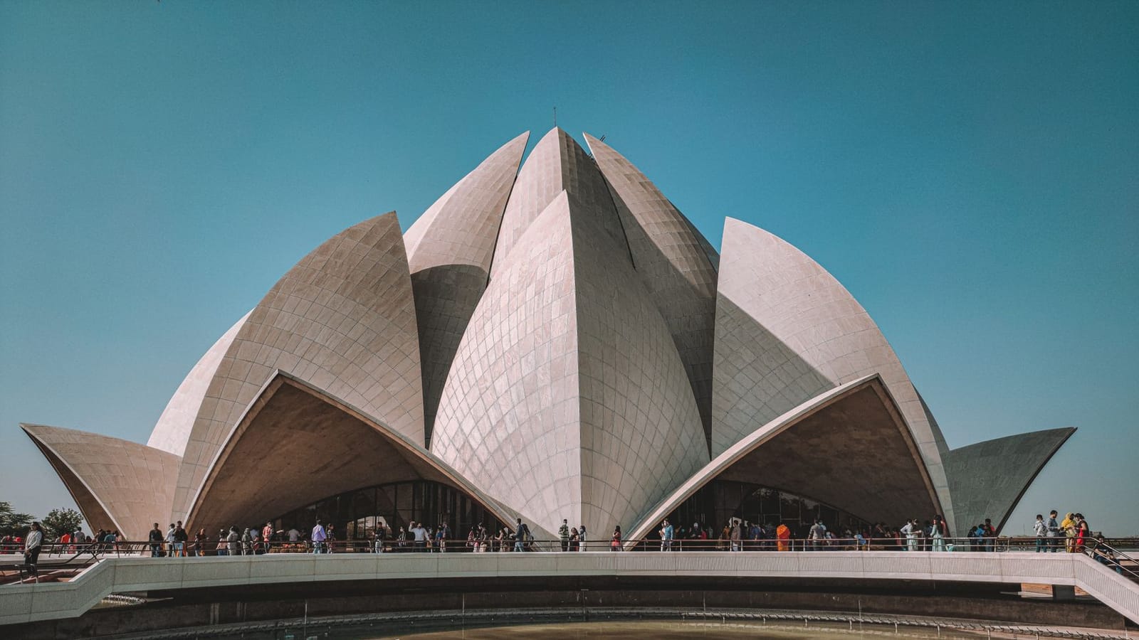 Stunning architecture of the Lotus Temple in New Delhi, India, captured on a clear day.