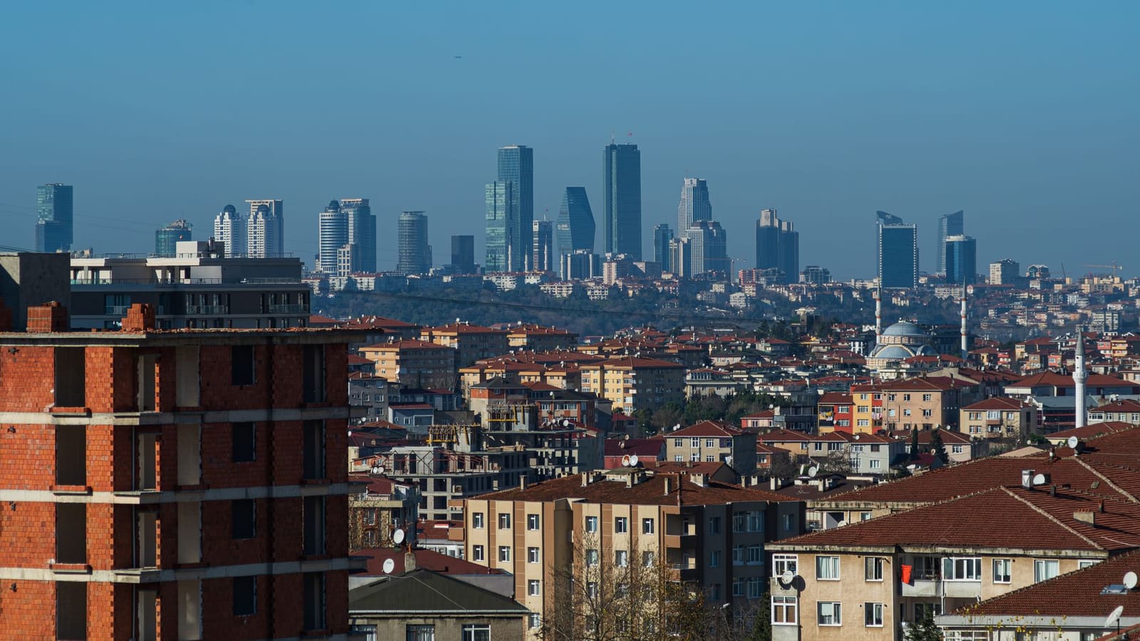 A wide view of İstanbul's cityscape showcasing both modern skyscrapers and traditional buildings.
